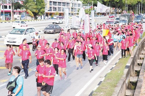 火炬行士拉央站工委会接起火炬后，即从万挠特易购霸级市场出发，途经5公里路程，前往万挠后街。（马来西亚《东方日报》/骆曼