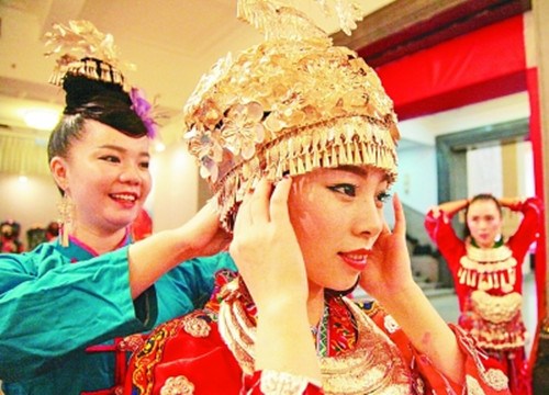身着民族盛装的丹寨苗族女青年成为展会上的靓丽风景。(刘新武