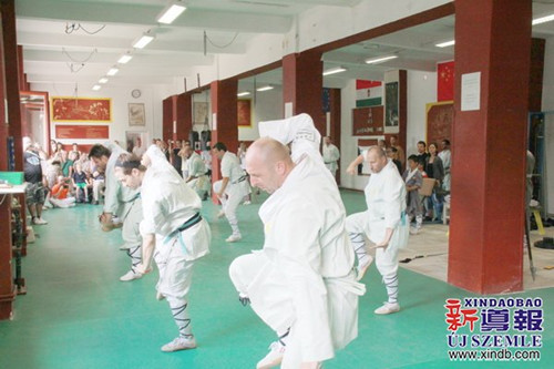 表演。(匈牙利《新导报》)