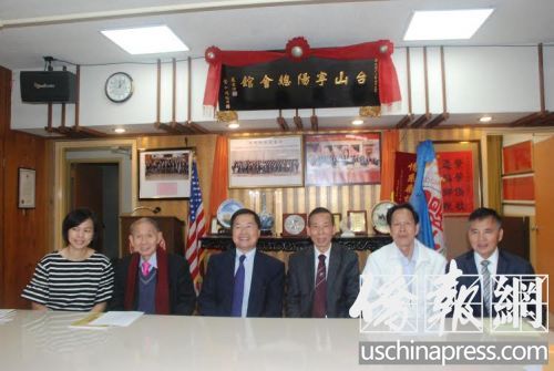 宁阳总会馆和《淘金英雄》纪录片人员在记者会上合影。(美国《侨报》/吴卓明