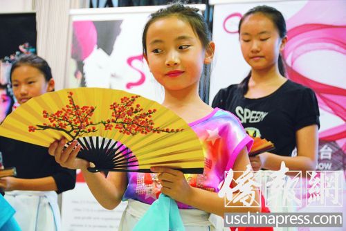 小朋友在表演京剧的经典片段。（美国《侨报》/夏嘉