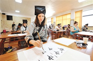 图为交流生身着汉服临摹书法字帖。(吴斌摄)
