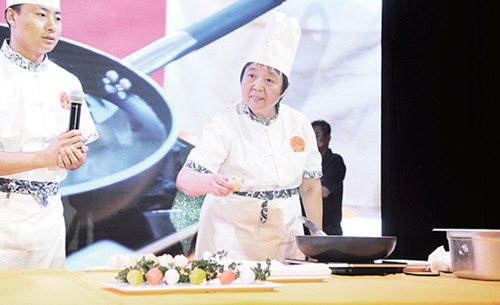 烹饪大师王长华在现场制作面点。(法国《欧洲时报》/夏晓彤