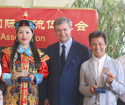 勒考克向孔丽娜(左)、杨玉龙(右)颁发了纪念章,以表彰他们对法中文化交流做出的贡献。(法国《欧洲时报》/孔帆