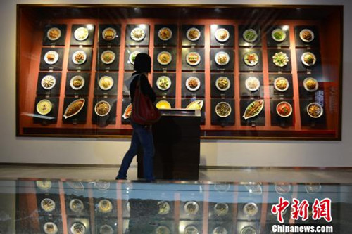 资料图:数十种固定于墙上的“川菜”让游客垂涎。(张浪