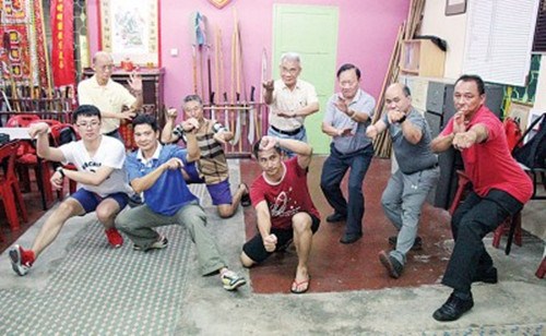 海内外代表们展示各自流派的螳螂拳。（马来西亚《光华日报》）