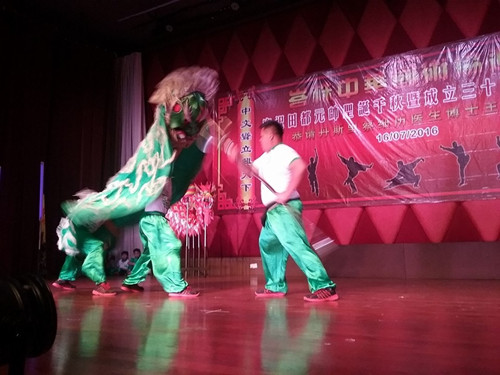 峇株巴辖中华国术协会社社员在晚宴上，呈献了精彩刺激的青狮与武术表演。（马来西亚《星洲日报》）