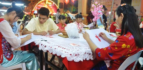 刺绣参赛者正在聚精会神刺绣中。（马来西亚《诗华日报》）