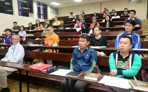 约50名学生和社会人士参加由傅承得导读的《论语》课程，学习孔子以仁为本的核心思想。（马来西亚《星洲日报》）