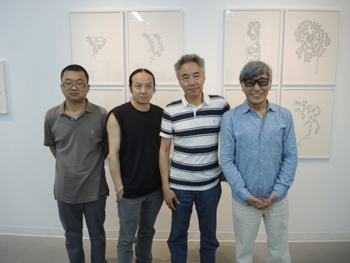 洪君植(左起)、画家刘悦、严力、周龙章邀请新诗爱好者参加“新诗朗诵会”，分享对诗歌的热爱。（美国《世界日报》/尹英姿