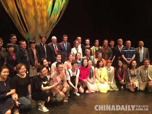 28日晚，中国驻英国大使刘晓明与《仲夏夜梦南柯》演职人员合影。（王铭洁