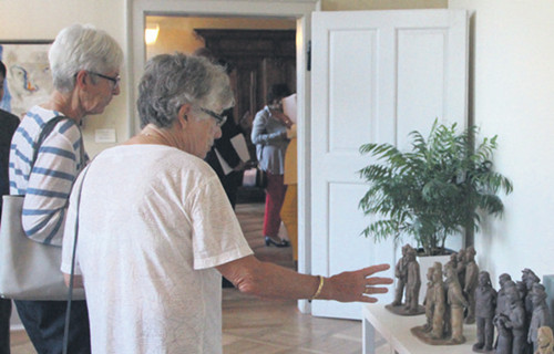 两位德国老者在陶艺作品前交谈。（法国《欧洲时报》/张乔楠