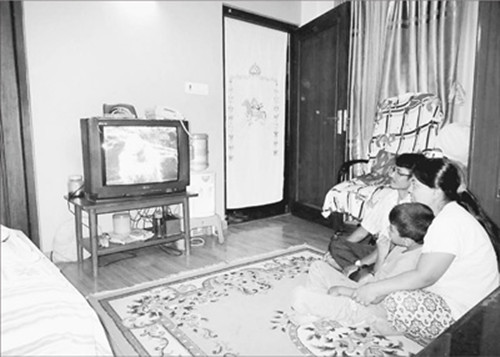 在加德满都,当地居民在观看电视剧。(《人民日报》资料图)