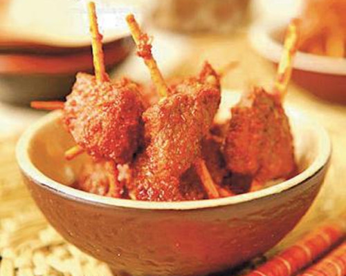 牙签羊肉(资料图:美国《侨报》)