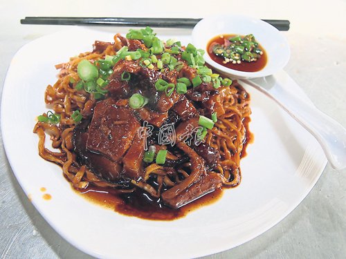 客家东坡肉面味道浓郁，令人食指大动。（马来西亚《中国报》/张嘉佩