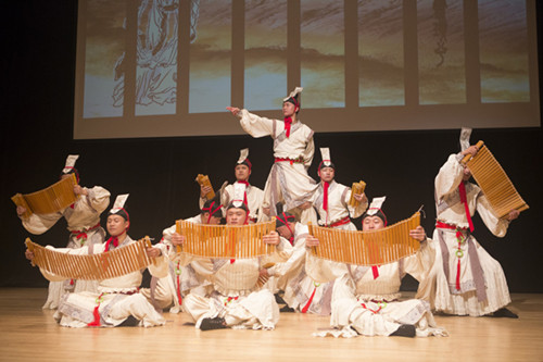 湖北文化代表团表演荆楚歌舞。（加拿大《华侨时报》）