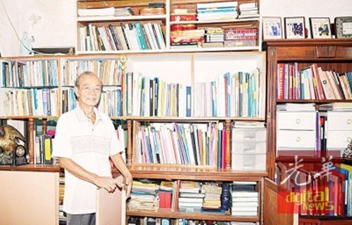 大马史料作家陈鸿洲与他毕生收集的部分“财富”。（马来西亚《光华日报》）