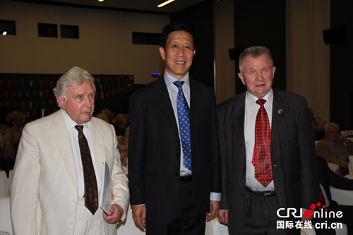 徐坚大使和克里姆查克（左一）、帕斯图夏克（右一）出席发布会