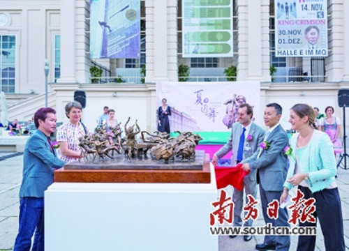 奥地利外交部副部长、中国驻奥地利大使馆文化参赞李克辛等为许鸿飞雕塑展揭幕。（《南方日报》资料图）