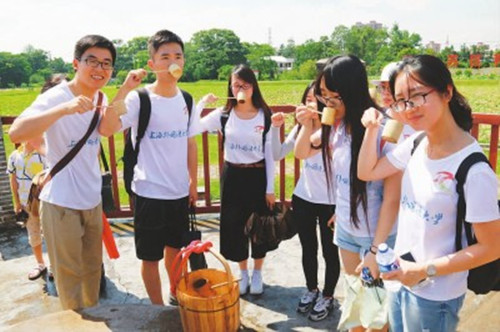 上海外国语大学德语系的学生团队重走长征路，路过“红井”并品尝了清澈的井水。（《文汇报》资料图）