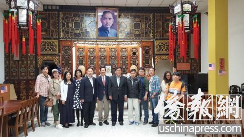 本地侨领和中国侨领美洲摄制组成员,在中华总会馆合影。(美国《侨报》/吴卓明