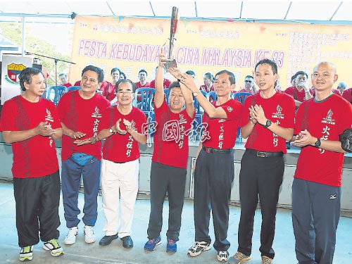雪华堂会长拿督翁清玉（右3）移交火炬给沙登站火炬行的筹委会以作纪念。（马来西亚《中国报》）