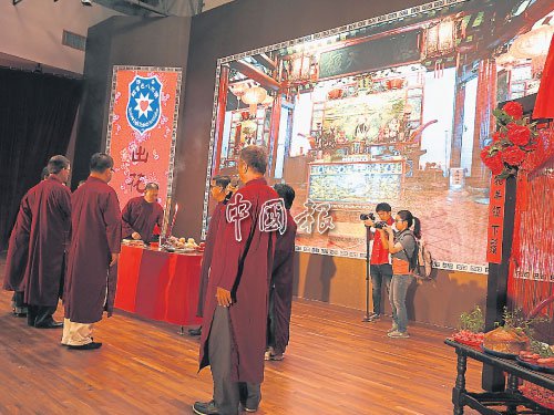 柔佛潮州八邑会馆以电子屏幕为神案神明实体背景，以进行祭拜仪式。（马来西亚《中国报》资料图）