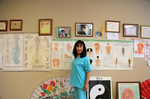 刘春媛针灸中医师诊墙上挂着文凭、卫生局执照和证书、报导和照片。（美国《世界日报》）