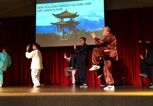 文化中心太极学员表演24式太极拳。(张健勇