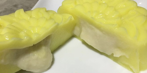 近期火热大受欢迎的榴梿流心月饼。(马来西亚《诗华日报》)