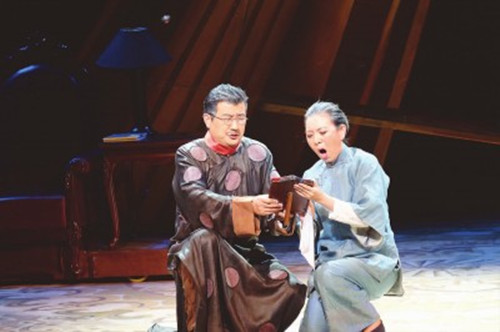 当地时间8月10日，上海歌剧院《雷雨》剧组在伦敦大剧院进行彩排，图为周朴园和鲁妈。（游暐之