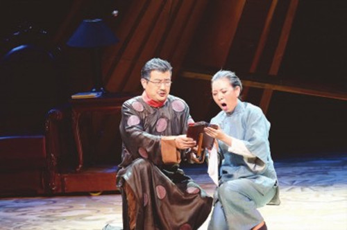 当地时间8月10日,上海歌剧院《雷雨》剧组在伦敦大剧院进行彩排,图为周朴园和鲁妈。(游暐之