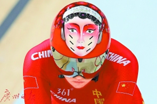 中国队员头戴脸谱头盔亮相奥运赛场,惊艳世界。(《广州日报》资料图)