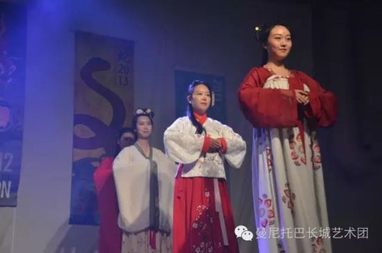 中国侨网艺术团成员演绎汉服秀  