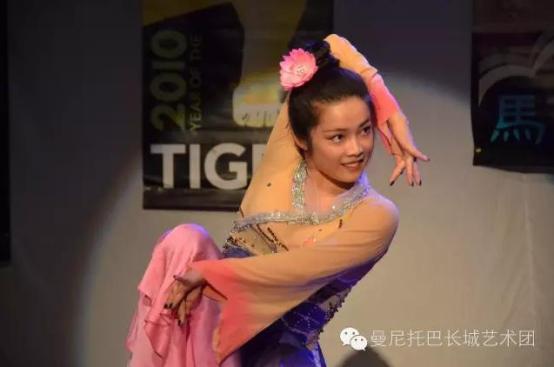 中国侨网艺术团成员演绎舞蹈节目