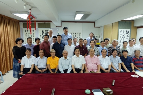 大马书艺协会与中国书画代表团进行大合照。（马来西亚《星洲日报》）