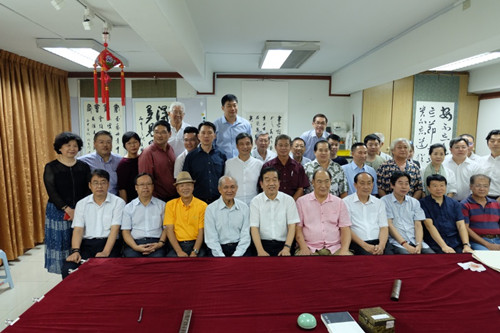 大马书艺协会与中国书画代表团进行大合照。(马来西亚《星洲日报》)