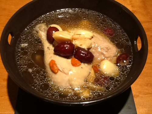 蒜头鸡汤(资料图:美国《世界日报》)