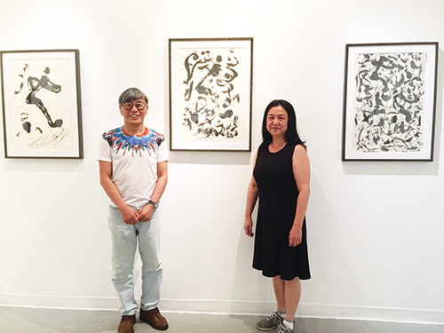 来自北京的艺术家王久安(右)16日个展开幕。(美国《侨报》/叶永康