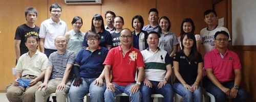 冯嘉宝(前排左四)希望通过举办“登嘉楼汉服运动”,加强文化,让更多人了解汉服。(马来西亚《南洋商报》)