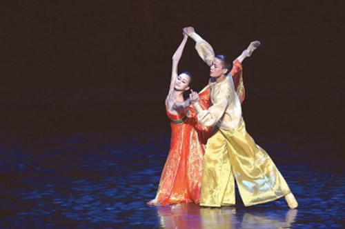 在有上百年历史的伦敦大剧院里，白居易笔下的帝王爱情以当代芭蕾面貌呈现，伦敦观众纷纷赞叹上海芭蕾舞团的演出“太美好”。（陈伦勋