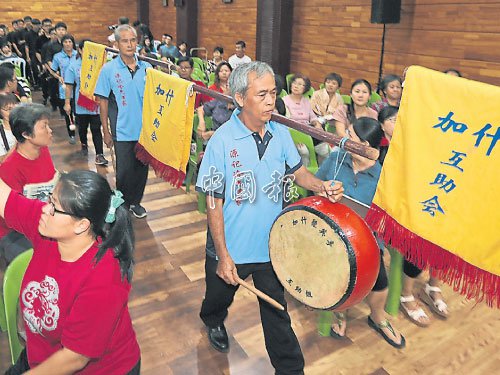 马来西亚南马仅存的唯一福建锣鼓队,为音乐会开场。(马来西亚《中国报》)