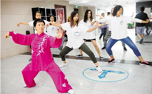 8月18日，一群不同国籍的洋学生跟随老师学习太极拳和太极剑。(于伟文
