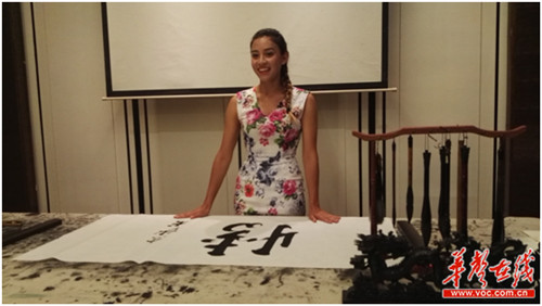 贺京沙老师弟子思思笑靥如花。(邓桂明