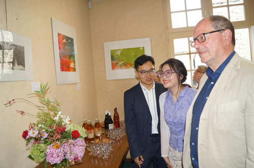 来宾认真观看画展。(法国《欧洲时报》/黄冠杰