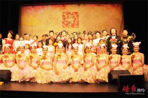 “文化中国神奇宁夏”演出在观众的不舍中落幕。(美国《侨报》/何心怡