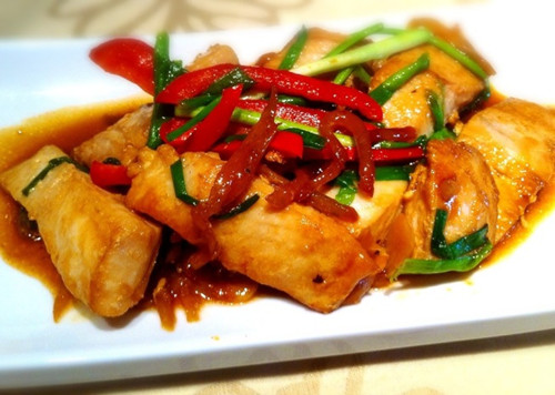 红烧榨菜旗鱼(资料图:美国《世界日报》)