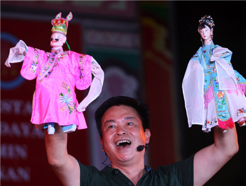 一心二用的木偶表演,展现了高超的艺术文化水平.