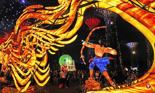 滨海花园庆中秋今年的主题是“月画”,10组巨型灯展讲述七个有关月亮的民间故事,包括后羿射日、嫦娥和月下老人等。(新加坡《联合早报》/陈福洲