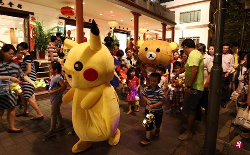 主办方特意安排皮卡丘及日本卡通人物轻松熊到现场，吸引大人小孩紧随在侧。(新加坡《联合早报》/陈福洲